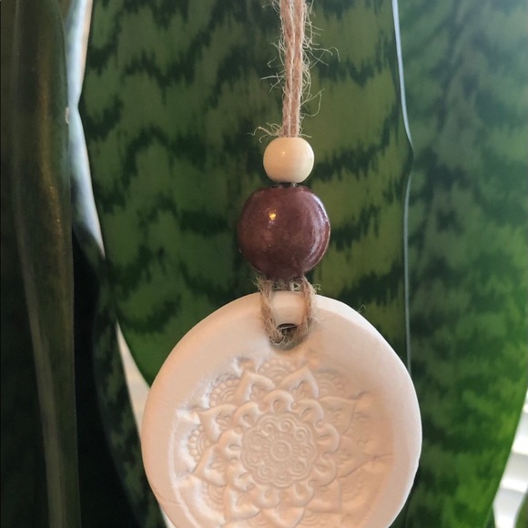 Essential Oil Car Diffuser - Picture 2 of 3